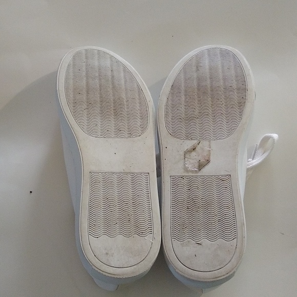 Helena and Kristie white sneakers w/ hand & heart detail at sides size 39/ 9 - Picture 3 of 9